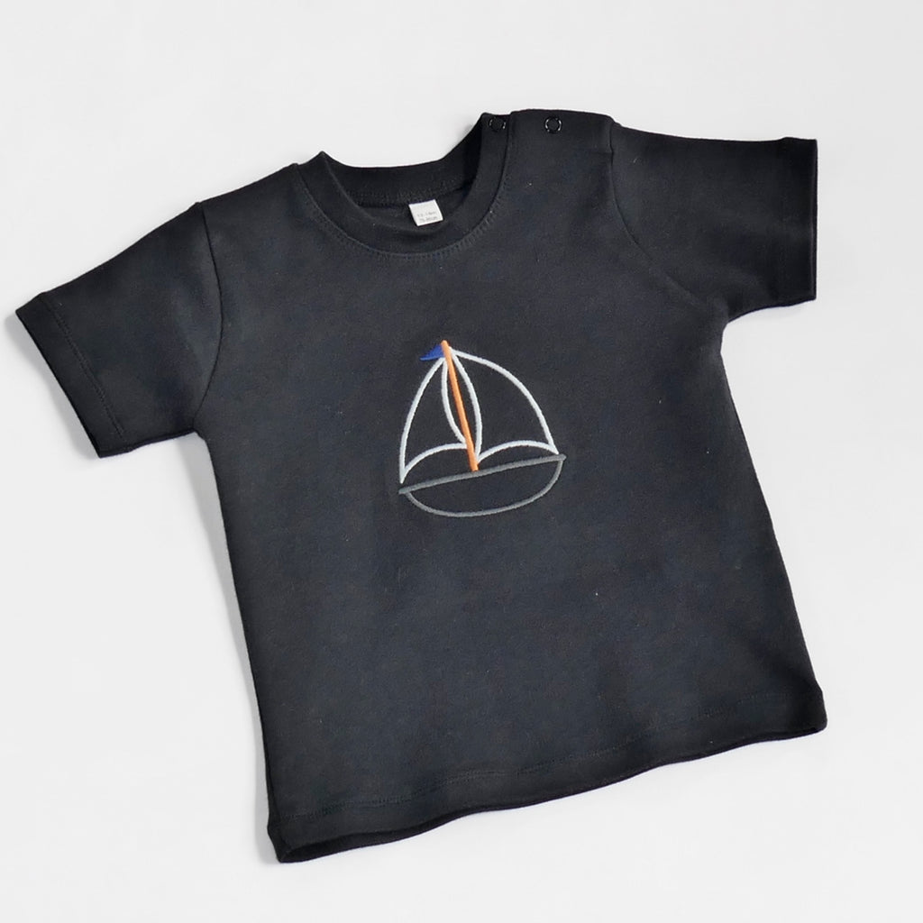 Child t-shirt embroidered with boat