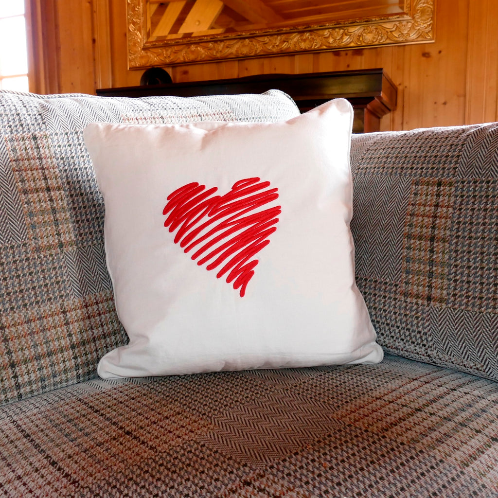 Housse de coussin brodée avec coeur zigzag