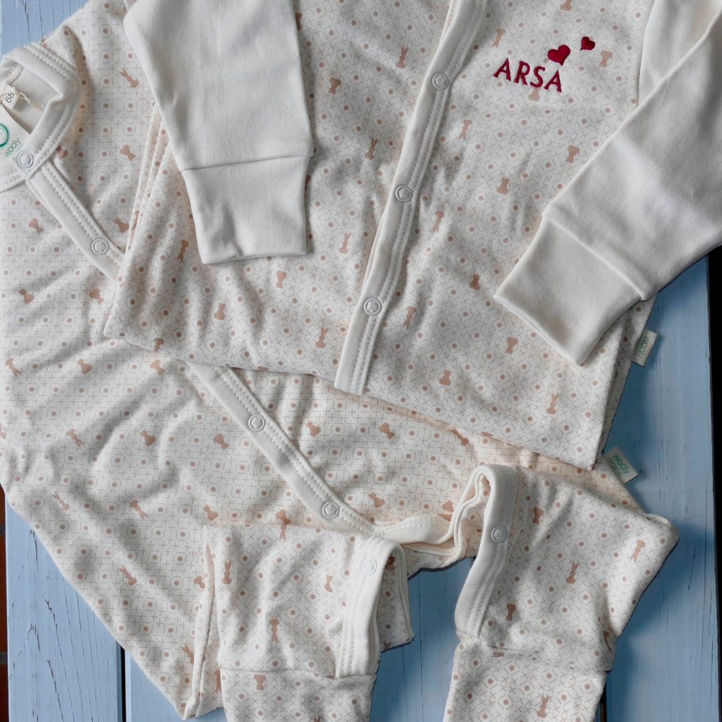 ....Organic Jersey Cotton Sleepsuit - Ecru with caramel print..Grenouillère en coton Jersey bio - Ècru avec motif caramel....