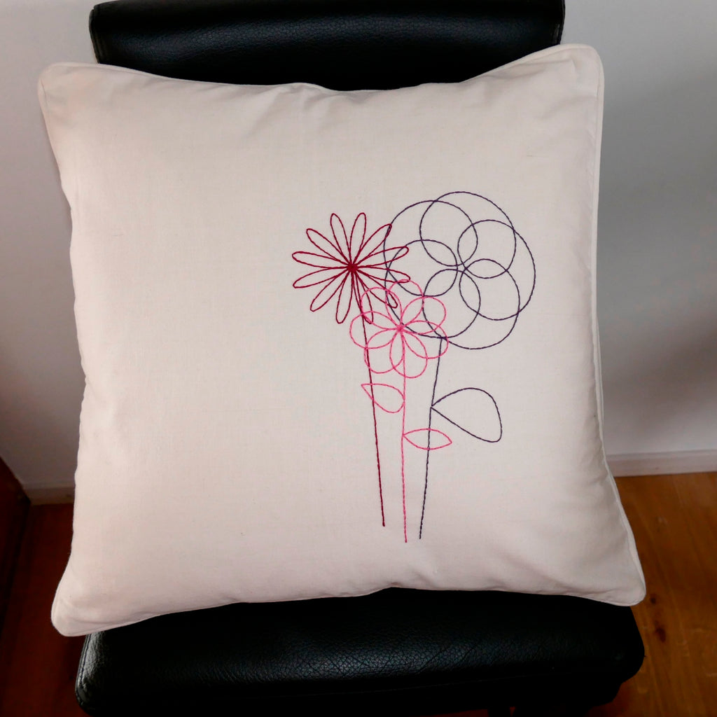 ....Simple and Beautiful Flower Cushion Cover..Housse de coussin - fleurs simples et belles....