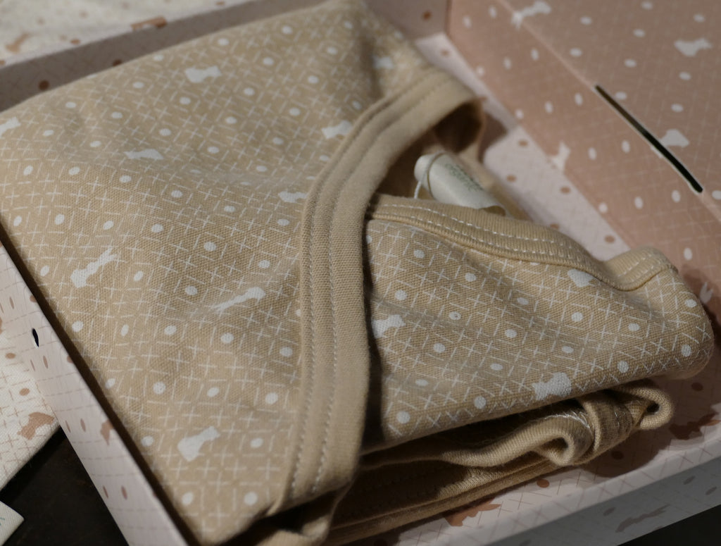 ....Kimono Organic Cotton Body - Caramel with Ecru Print..Body en coton bio style kimono - Caramel avec motif Ècru....