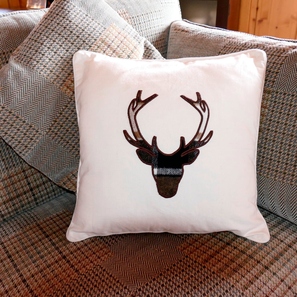 ....Rustic 'Stag's Head' Cushion Cover..Rustique Design Housse de Coussin - 'Tête de Cerf'....