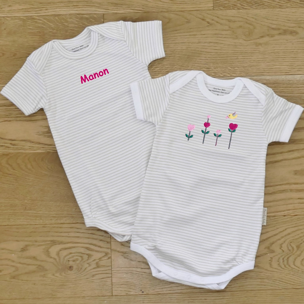 ....2 Pack Short-Sleeved Striped Organic Cotton Bodysuits..2 Packs de bodies en coton bio rayé à manches courtes....