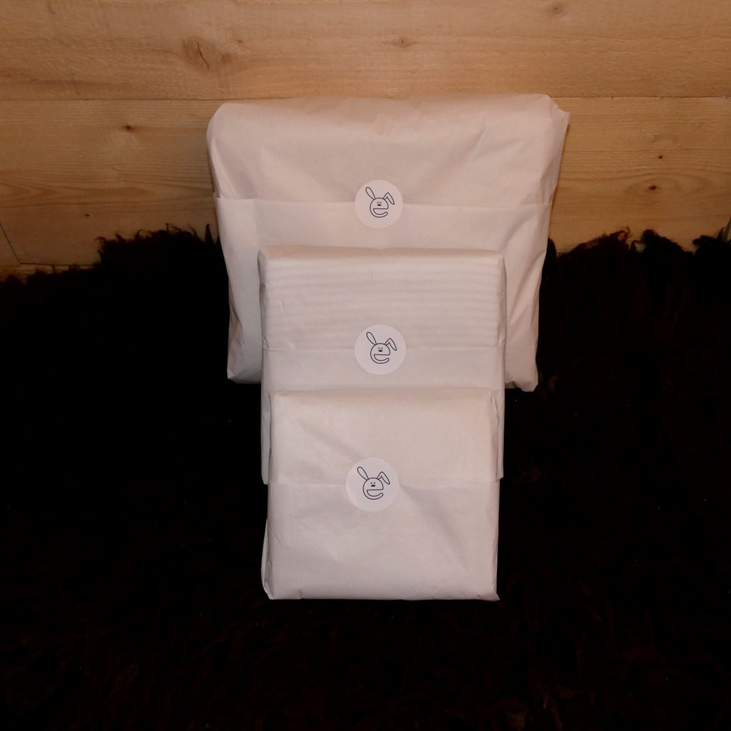 ....Pack of 2 Personalised Baby Bib Set - White..Set de 2 bavoirs à velcro personnalisés pour bébé - Blancs....