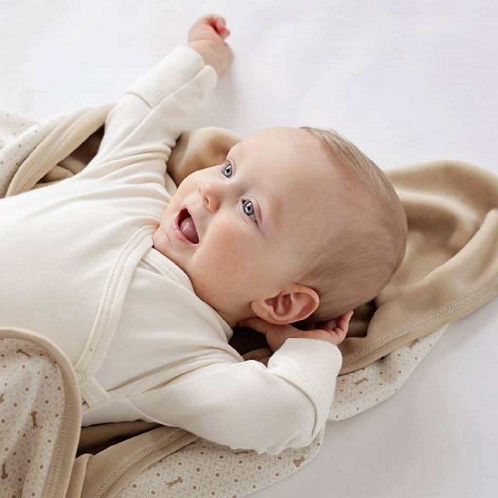 ....Luxury Caramel Baby Blanket with Cream Print..Luxueuse couverture de bébé en couleur caramel....
